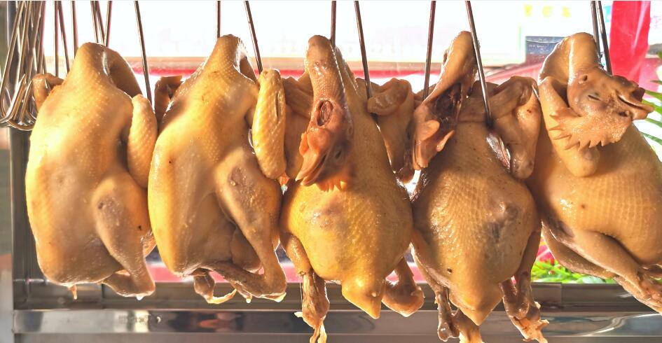 乡味十足的竹盐鸡飘香鑫利华城引来食客围观