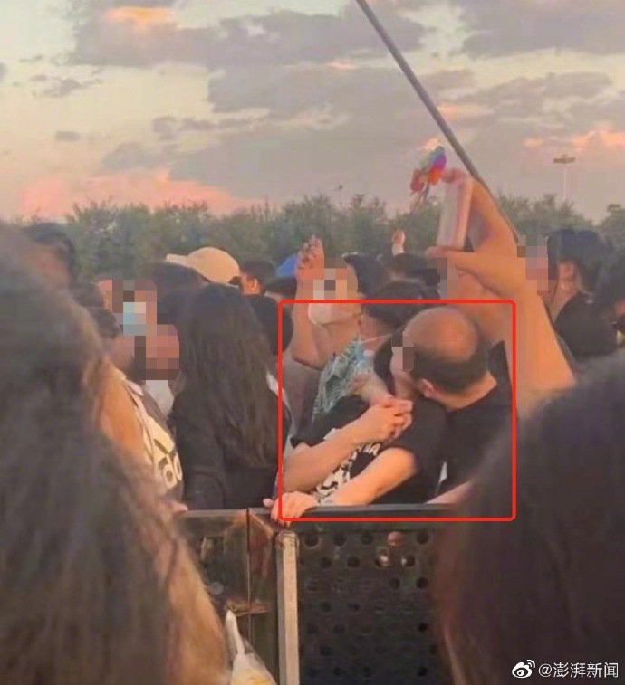 广西一大学学院领导与妙龄女举止亲密？校方：本人否认并拟报警休闲区蓝鸢梦想 - Www.slyday.coM