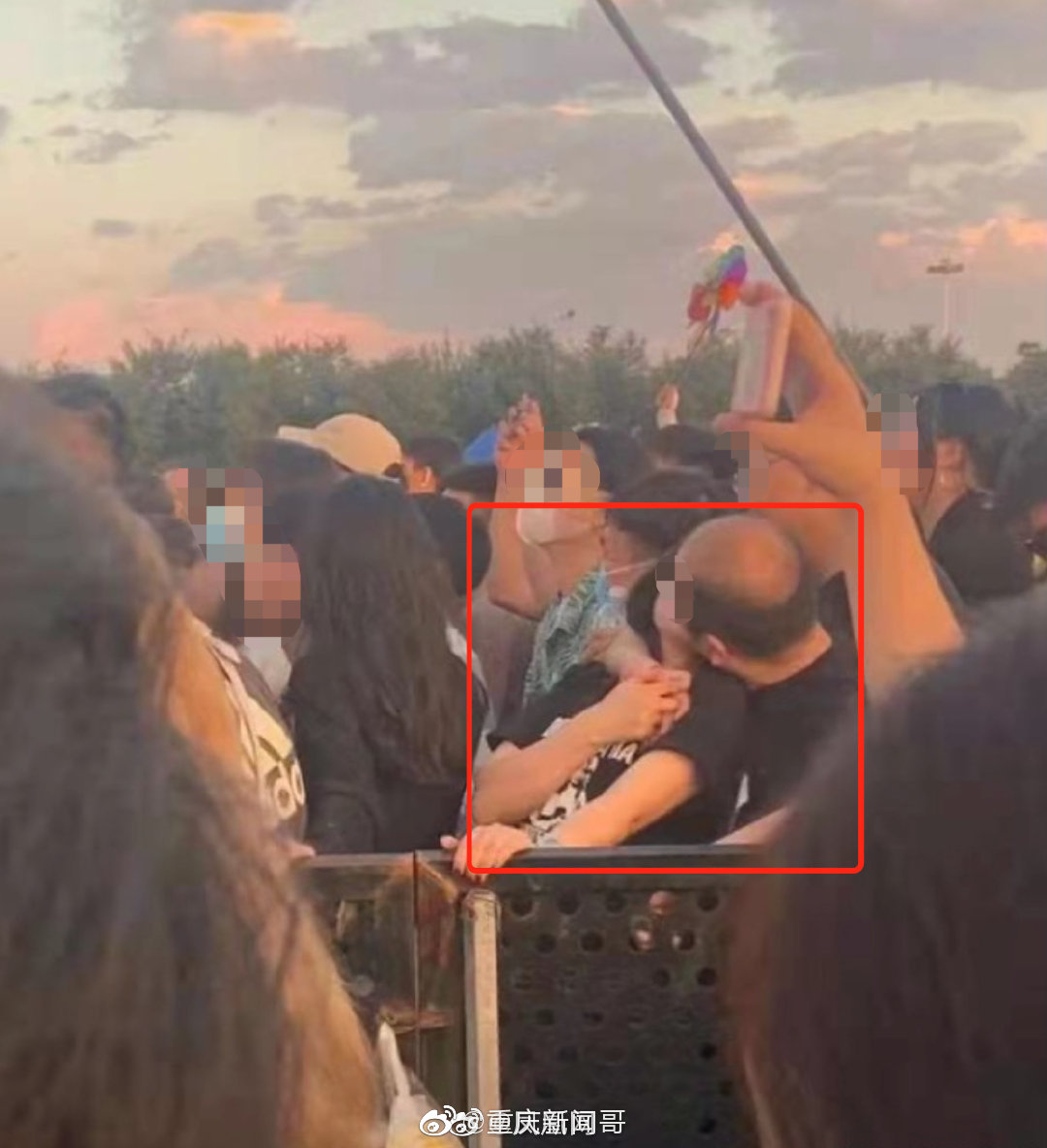 广西一大学学院领导与妙龄女子举止亲密？校方回应休闲区蓝鸢梦想 - Www.slyday.coM