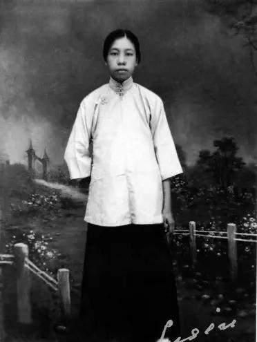 他的好友许寿裳写文章悼念,为了以示尊重,特意拿去让许广平修正稿子