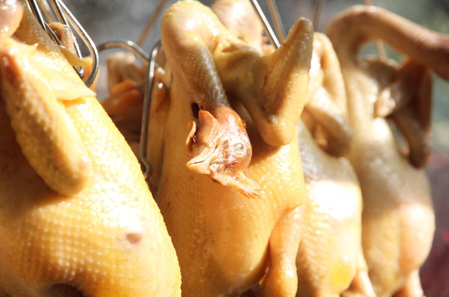 乡味十足的竹盐鸡飘香鑫利华城引来食客围观