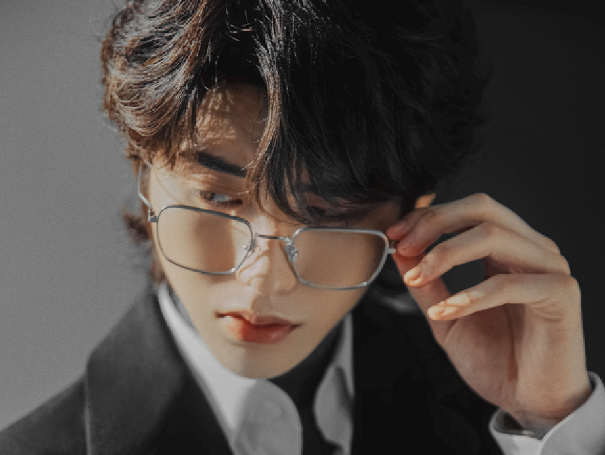 硬汉封面造型引发争议后蔡徐坤挑战狼尾发型越来越有男人味了