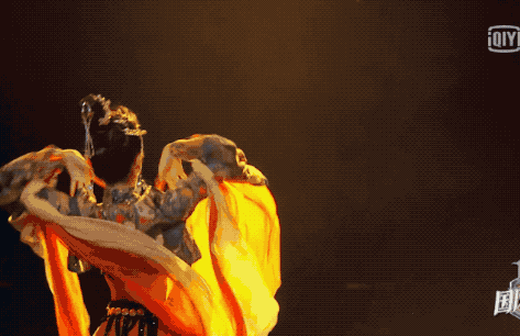 比如何琳在《大明宫词》里的翻云覆雨手,看起来风情无限还以为她是