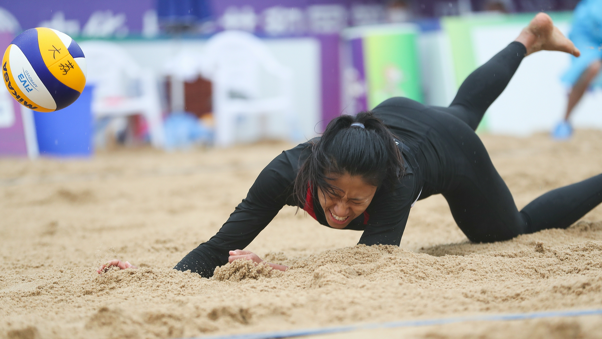 沙滩排球女子成年组江苏一队获得铜牌