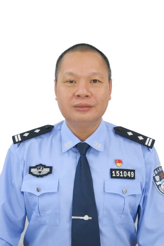 痛心年仅52岁的叶建新倒在了他为之奋斗了32年的公安事业上