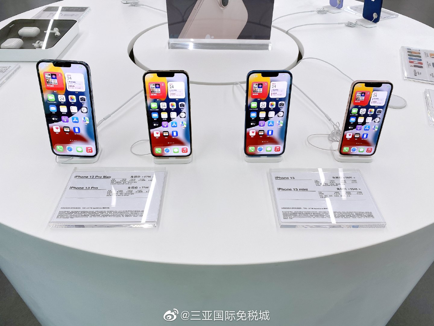 琼版iPhone与国行版本价格对比 澎湃新闻记者 吴雨欣 制图