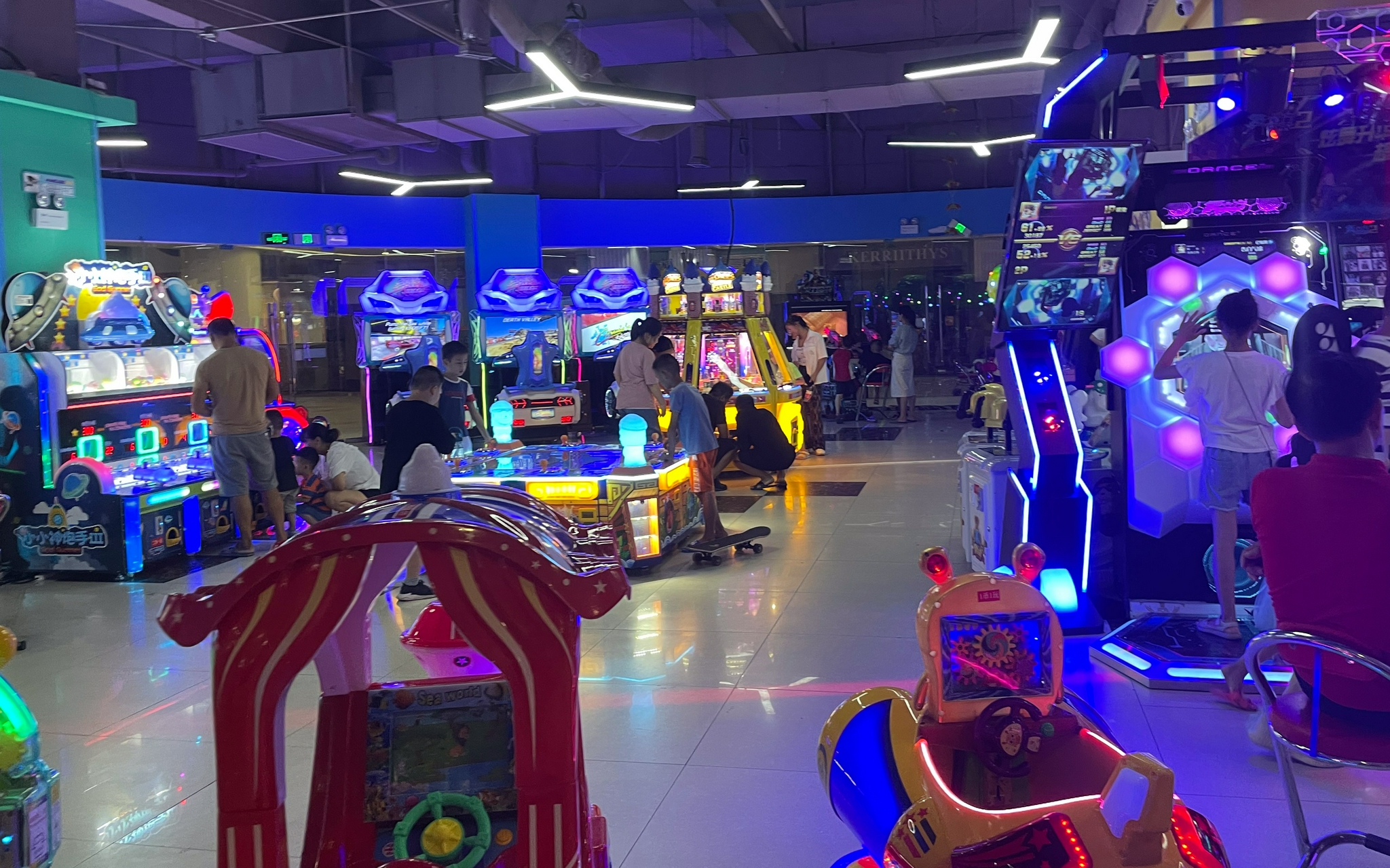 吴世勇曾与同伴在游戏厅玩赛车和老虎机.