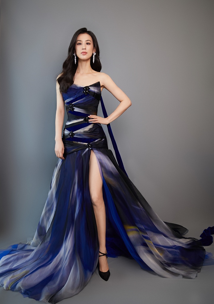 黄圣依穿扎染抹胸长裙 星钻耳饰点缀优雅贵气