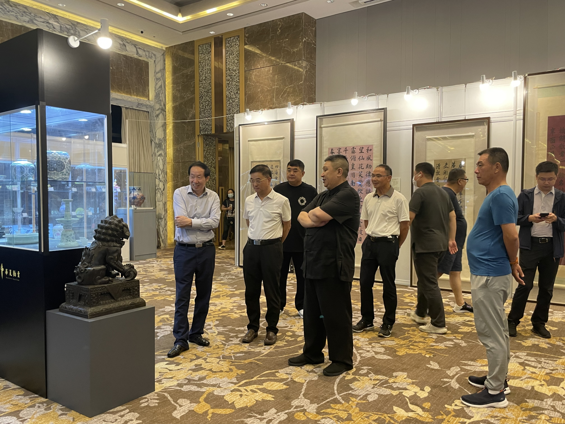 保护基金会理事长刘玉珠来到华夏拍卖(深圳)2021艺术品拍卖会预展现场