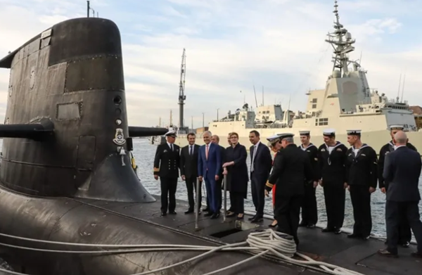 图说：2018年5月，马克龙（左二）和澳时任总理特恩布尔（左三）站在澳海军科林斯级“沃勒”号潜艇的甲板上。图源：aljazeera