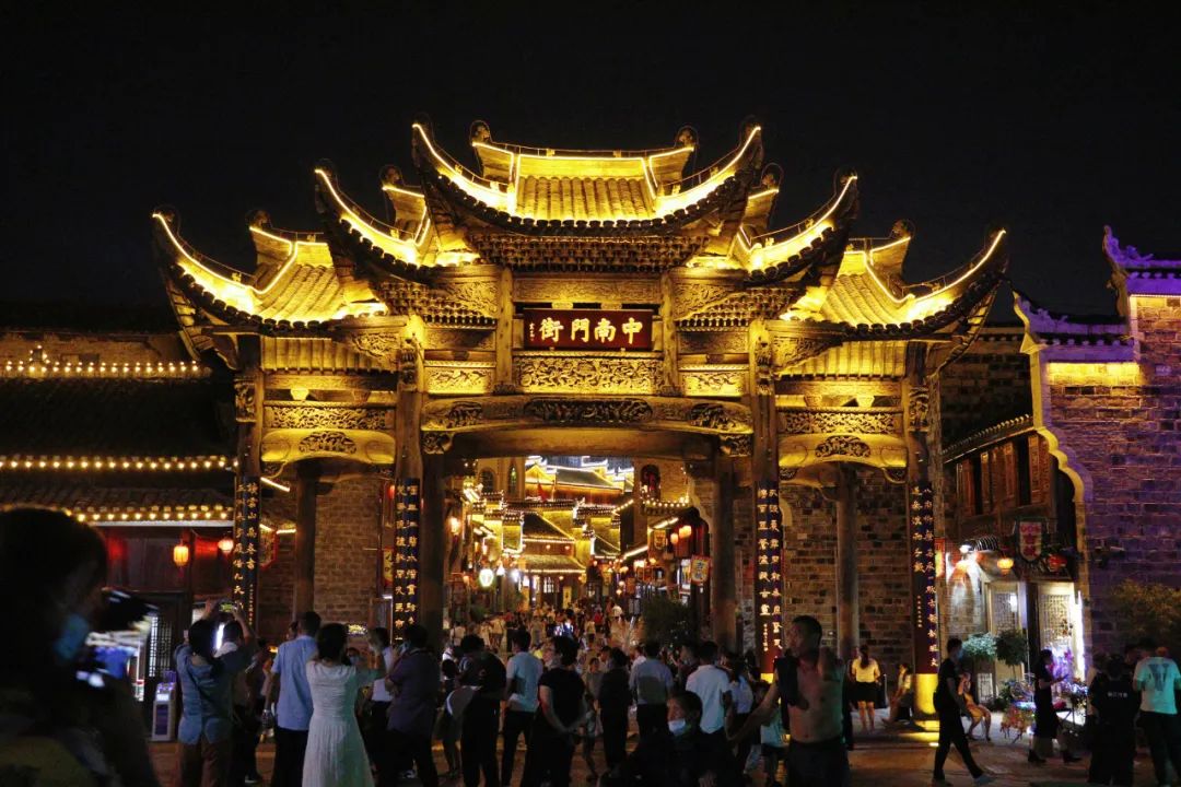 铜仁市中南门历史文化旅游区夜晚灯火璀璨&nbsp;&nbsp;饶娟/摄
