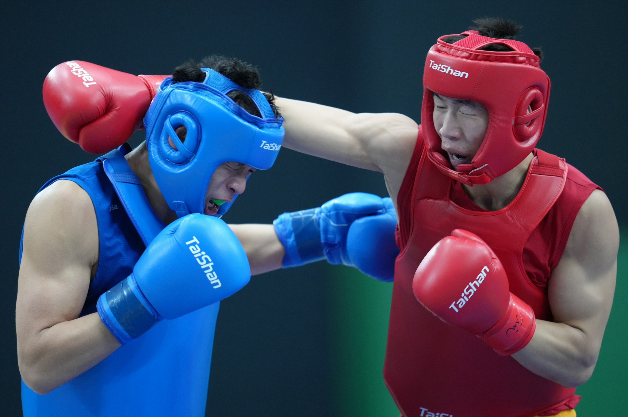 武术散打男子90公斤级决赛尤雄夺冠