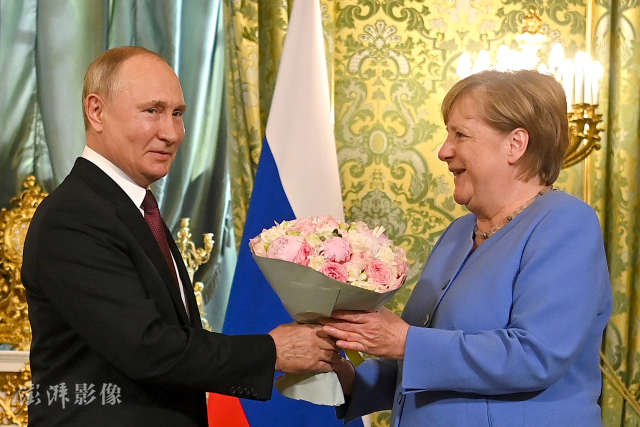 2021年8月，默克尔访问俄罗斯，普京为她送花 图源：澎湃影像