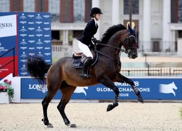 扒一扒中外名媛的童年日常