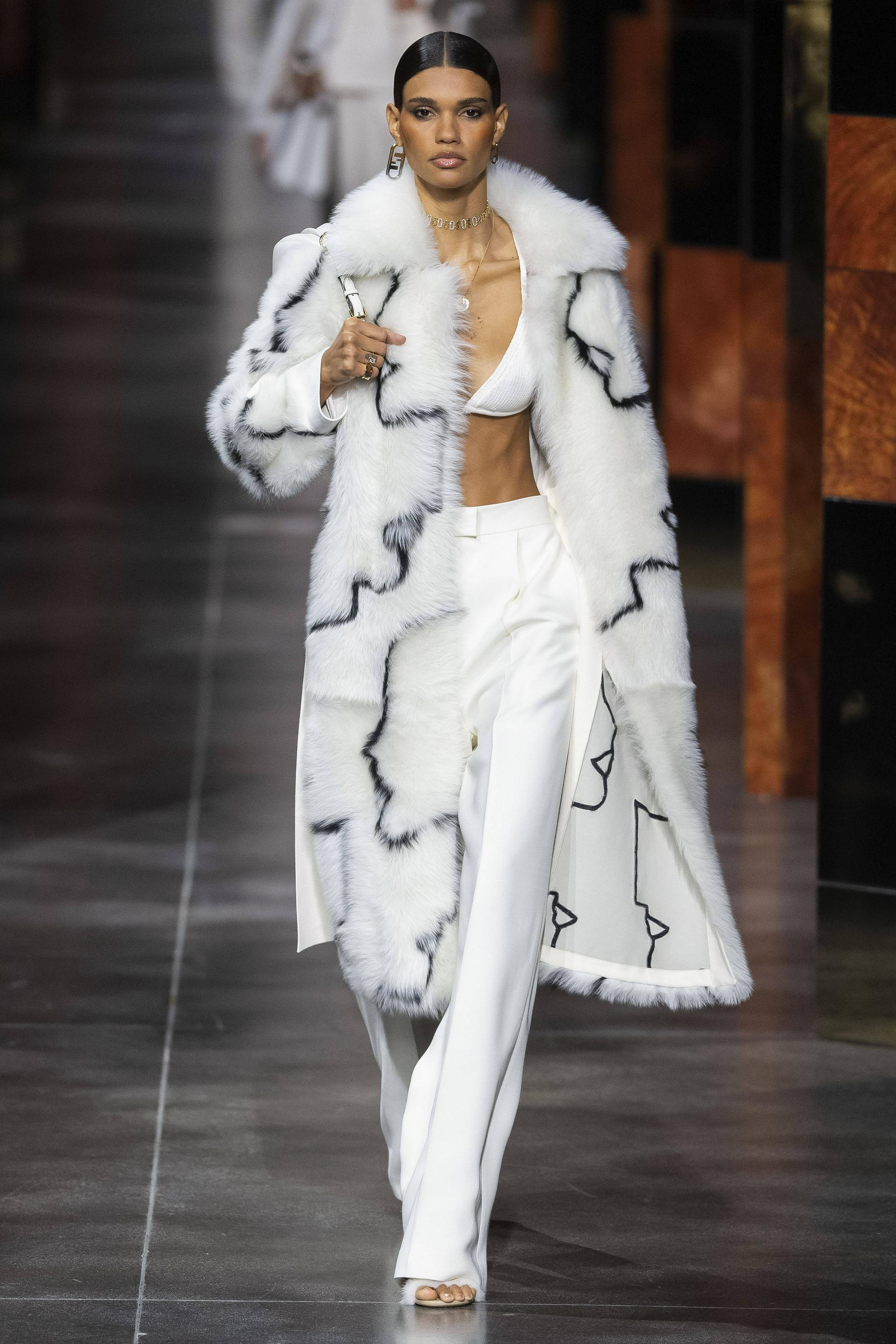 9月22日,模特在意大利米兰时装周上展示芬迪品牌2022春夏女装新品.