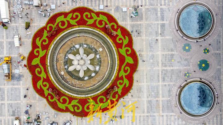 9月23日,在济南西站东广场,在荷花喷泉周边新搭建的圆形花坛基本建成.