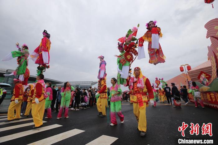 当地农民群众在现场表演社火、非遗、传统戏曲、形意拳、锣鼓、广场舞等一系列表演。张云 摄