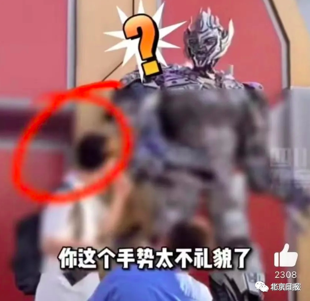 两女子因插队起争执，威震天劝架无果放弃演出休闲区蓝鸢梦想 - Www.slyday.coM