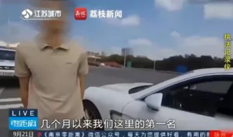 馋疯了？！两男子一见警车就跑，被逮后，警察发现他们竟在“走私”......休闲区蓝鸢梦想 - Www.slyday.coM