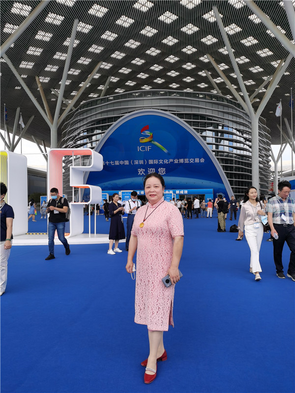 紫砂大师唐朝霞携祖辈世界和平壶复制精品亮相第十七届文博会