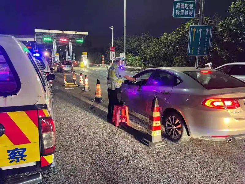 广州交警在重点路段检查涉酒驾驶行为.通讯员供图