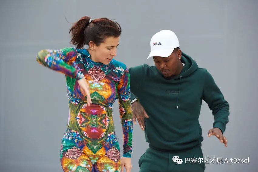 《Oneness》（持续性项目），塞西莉亚·本戈利亚，于Messeplatz广场上演出，图片由巴塞尔艺术展提供