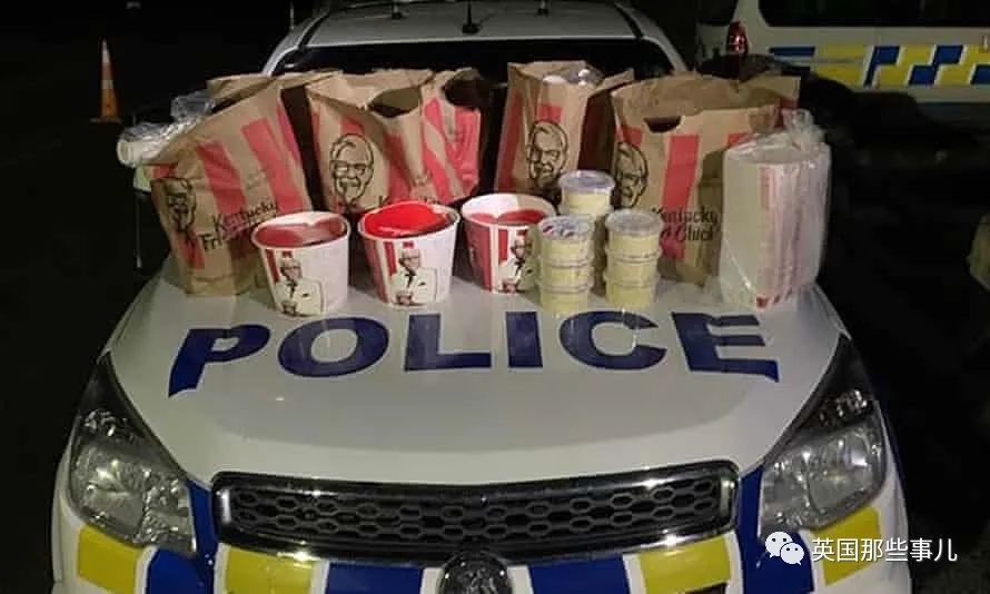 馋疯了？！两男子一见警车就跑，被逮后，警察发现他们竟在“走私”......休闲区蓝鸢梦想 - Www.slyday.coM