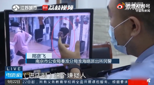 馋疯了？！两男子一见警车就跑，被逮后，警察发现他们竟在“走私”......休闲区蓝鸢梦想 - Www.slyday.coM