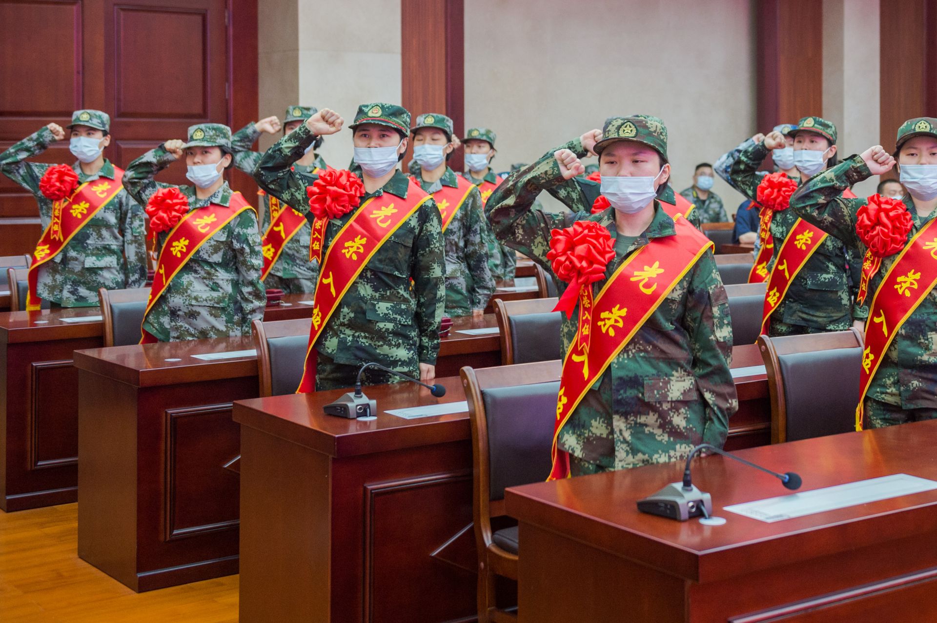 杨芝春向光荣入伍的新战士致以热烈的祝贺.