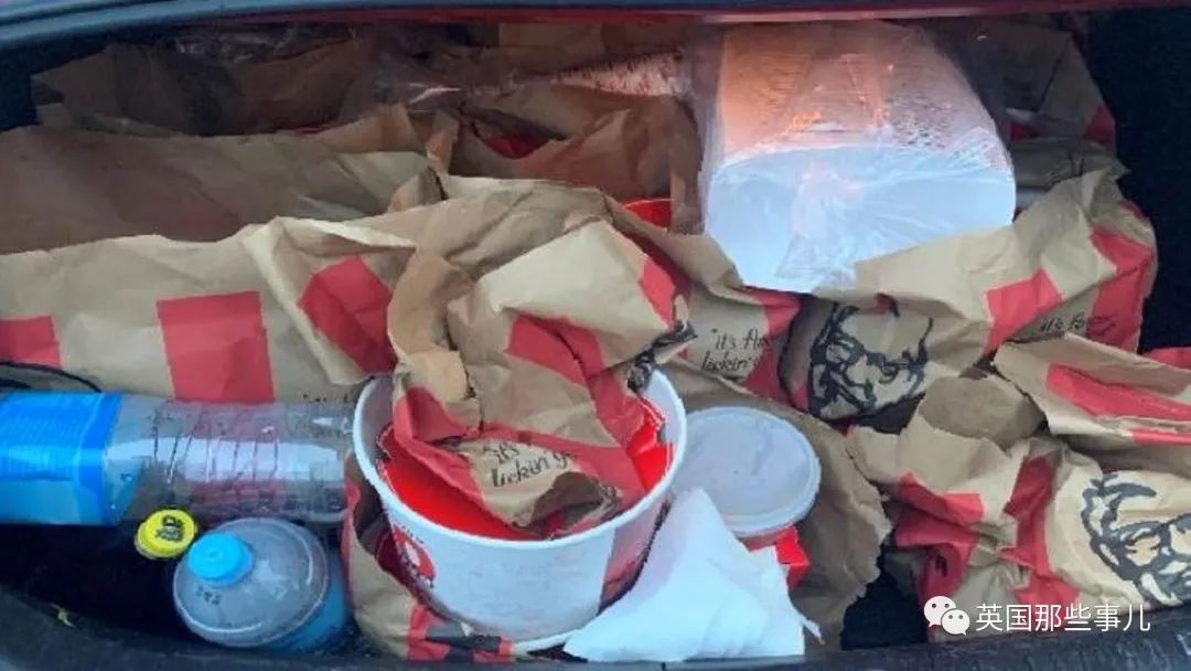 馋疯了？！两男子一见警车就跑，被逮后，警察发现他们竟在“走私”......休闲区蓝鸢梦想 - Www.slyday.coM