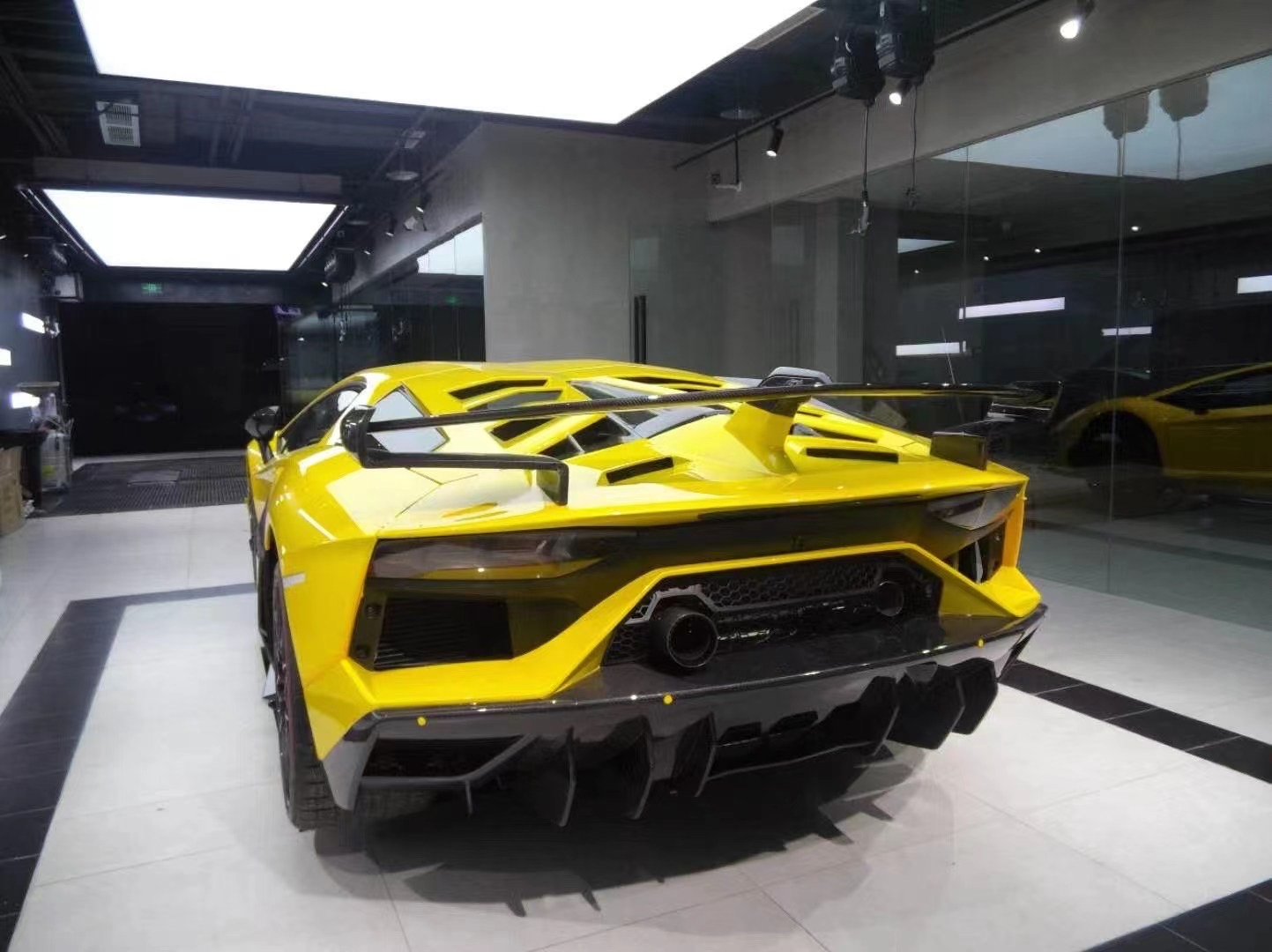 划过道路的闪电江湖人称大黄牛兰博基尼lp7004