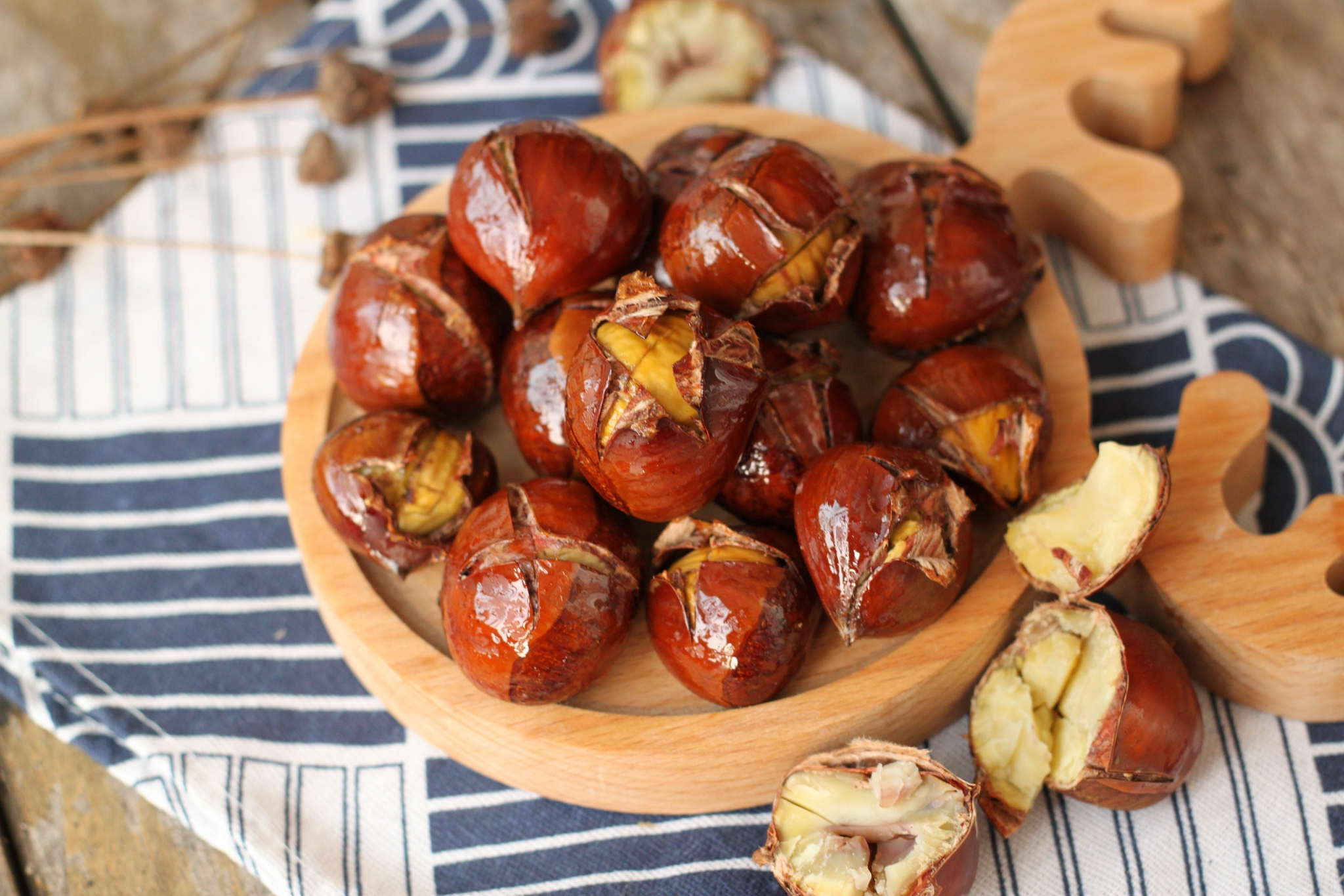 板栗加入蜂蜜一起蒸制,口感软糯丰富,香甜四溢|板栗|口感|烤箱_新浪