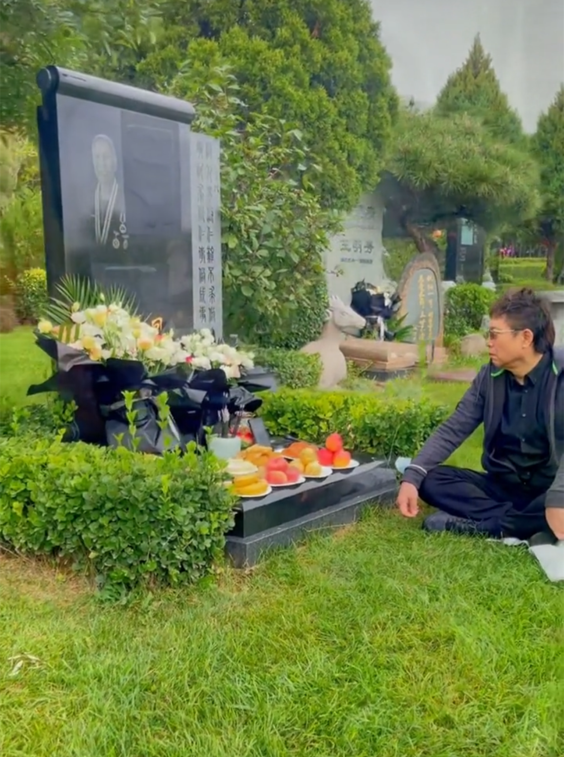 王为念带鲜花和祭品拜祭,用手机循环播放思念歌曲|王为念|母亲|祭品