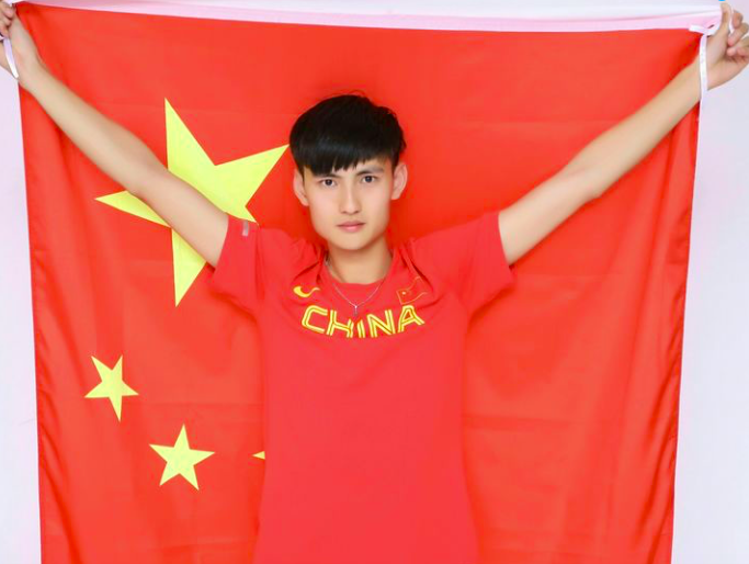 有网友表示,魏新猛阳光帅气,看起来有些像演员张彬彬,这对中国竞走的