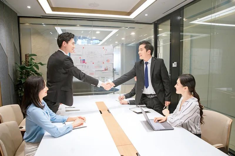 增加一些气氛,窗帘,灯光,轻音乐等等布置,都可以为我们谈客户提供胜算