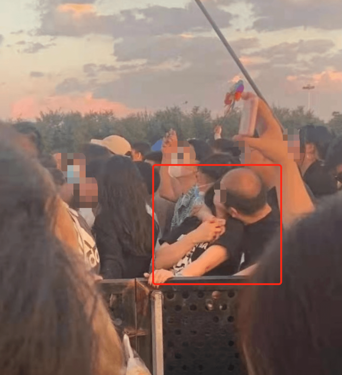 校方回应学院领导与妙龄女举止亲密休闲区蓝鸢梦想 - Www.slyday.coM 校方回应学院领导与妙龄女举止亲密休闲区蓝鸢梦想 - Www.slyday.coM