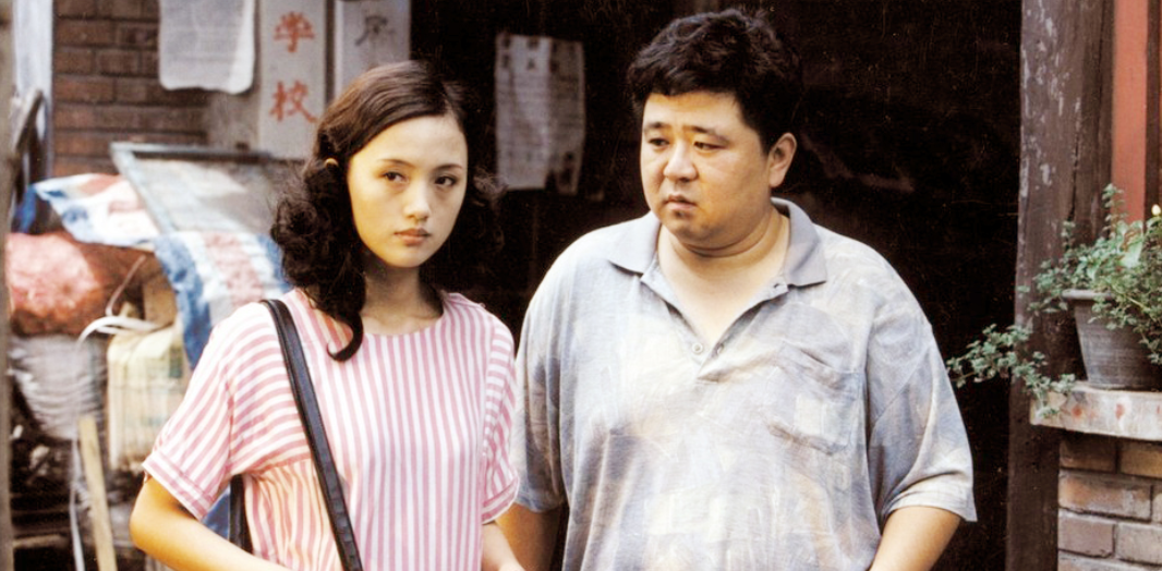 1987年,因为饰演话剧《红白喜事》中的"郑热闹",梁冠华荣获第四届中国