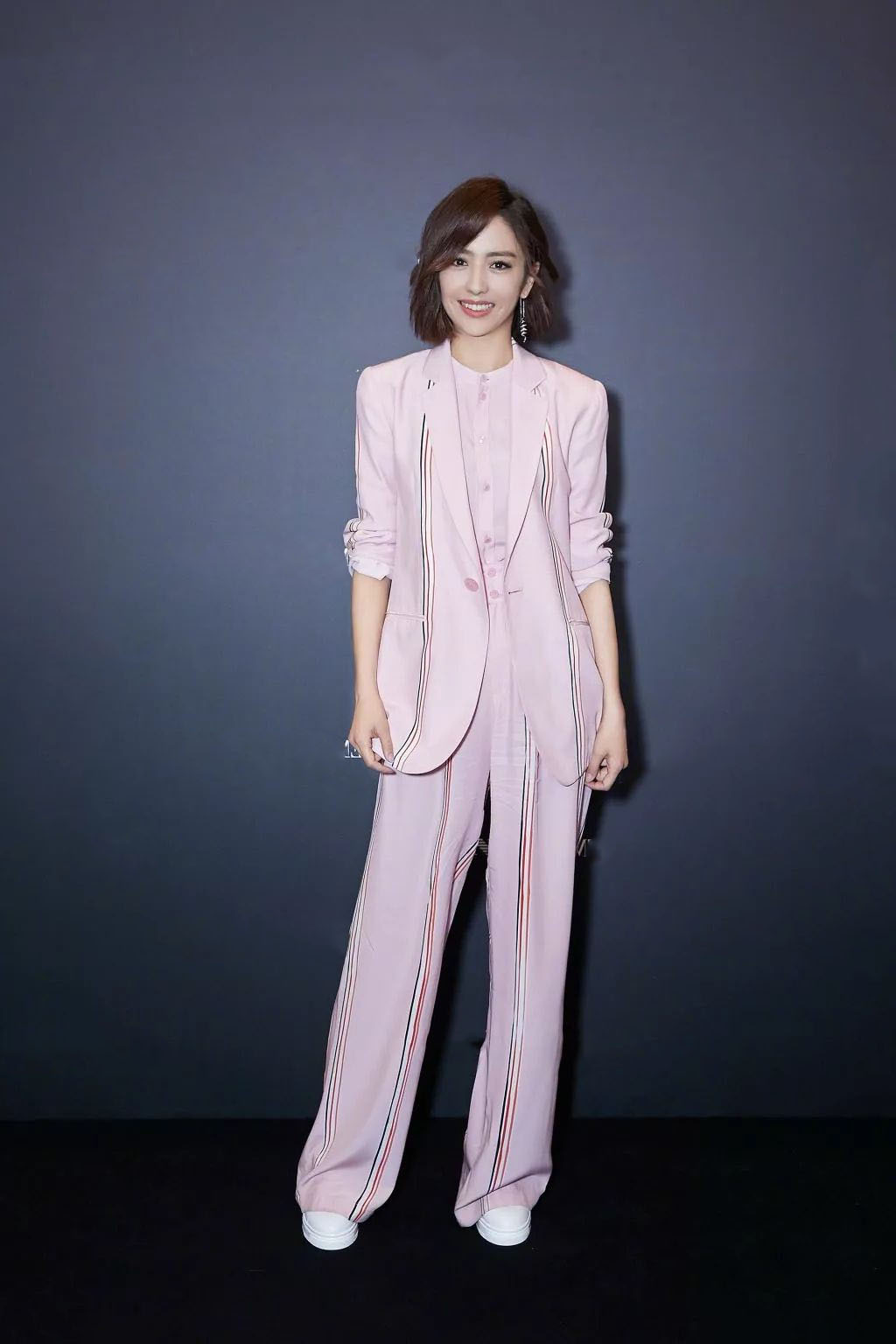 佟丽娅罕见穿得这么招摇,穿"半截"西装配短裤,造型时髦又显高|佟丽娅