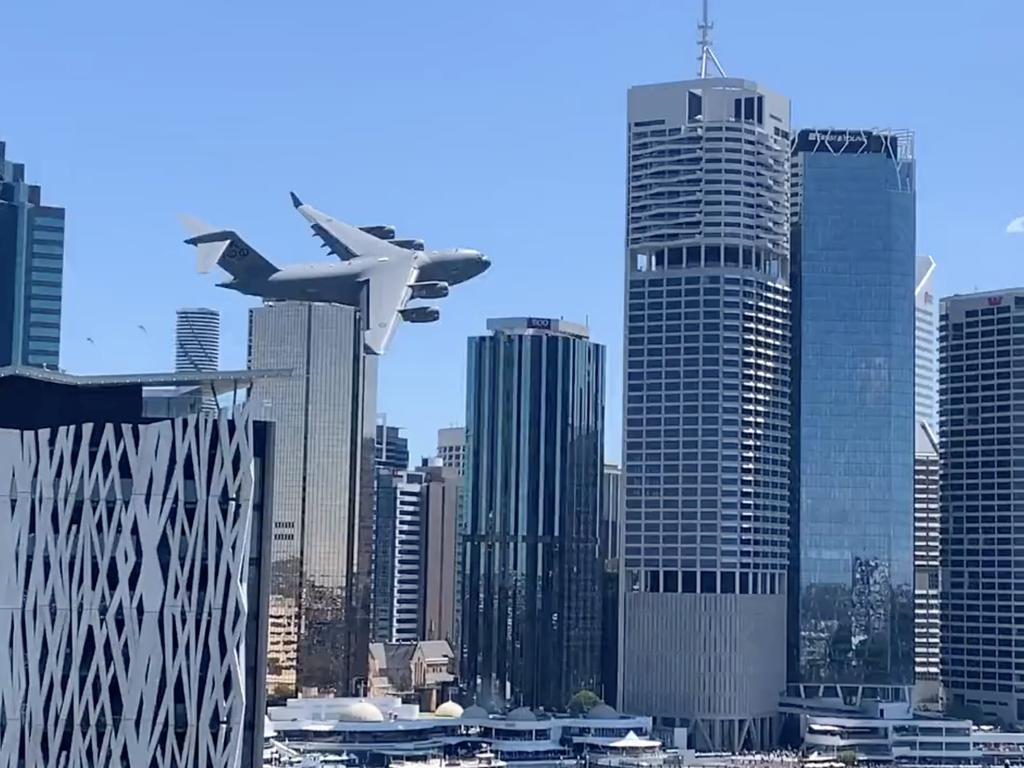 这个角度让人觉得这架飞机在建筑物之间穿梭。图源澳大利亚新闻网