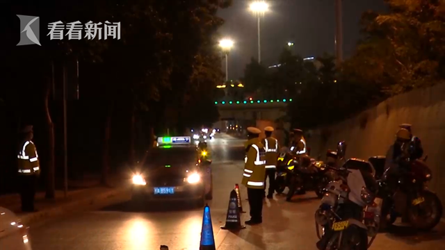 视频｜男子醉驾被查 给交警送“醉有应得”锦旗悔过休闲区蓝鸢梦想 - Www.slyday.coM