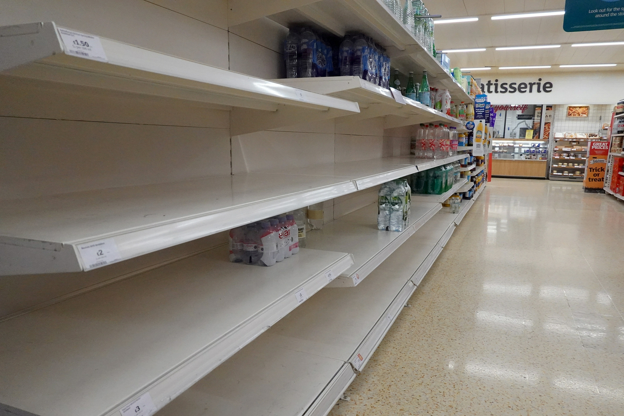22日，英国诺斯维奇的超市货架上“空空如也” 图自视觉中国