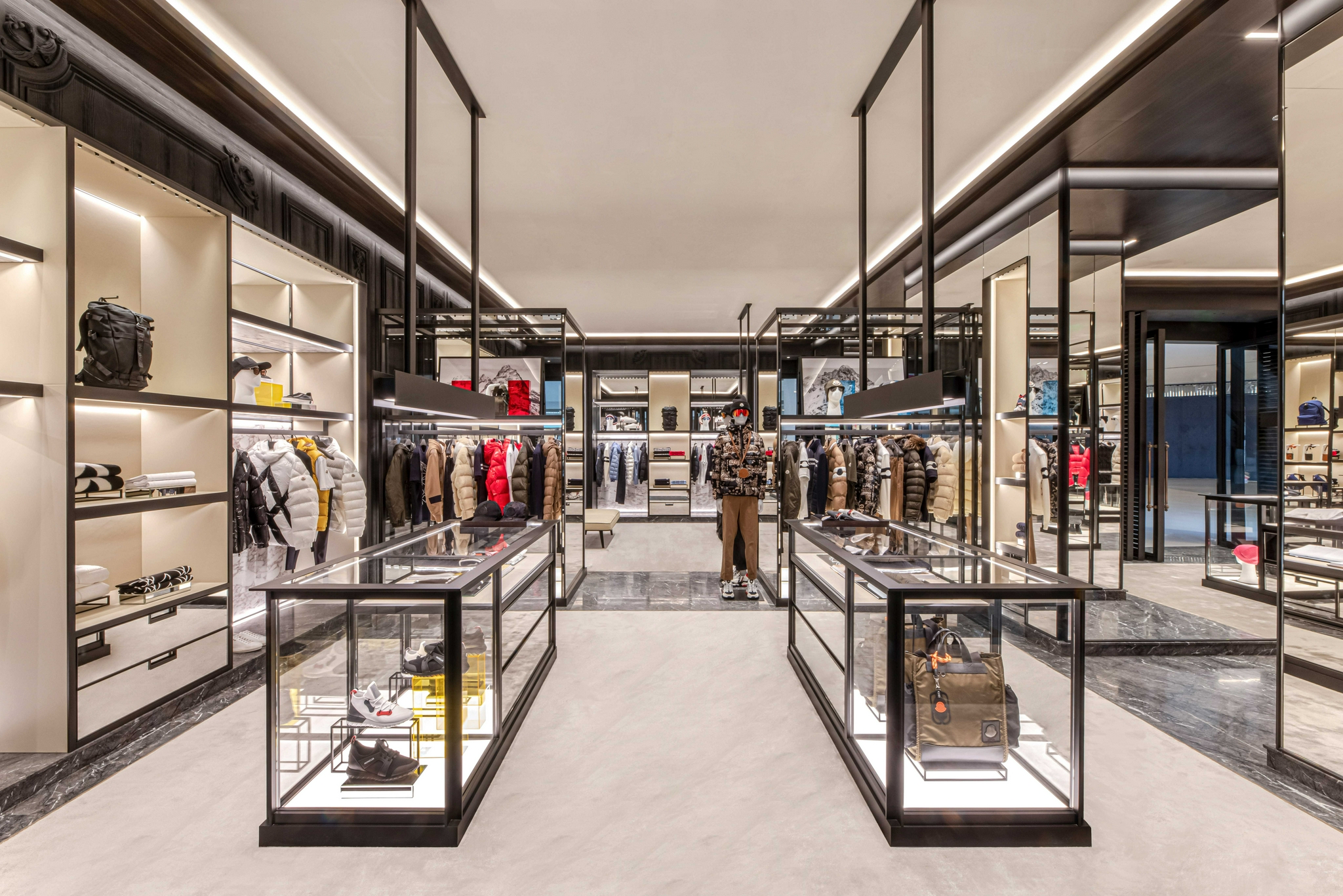 moncler精品店内部而在这个过程中,moncler和其他奢侈品牌一样,也展开