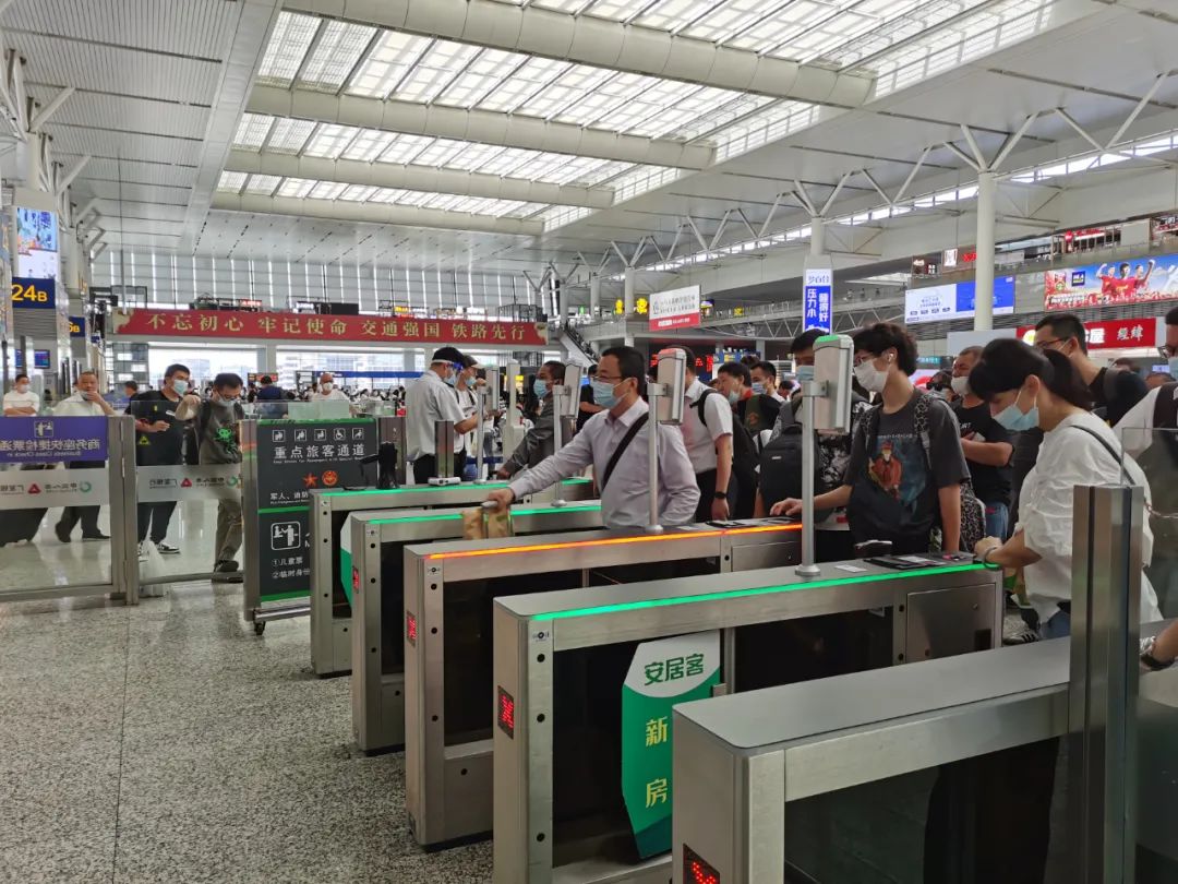 上海虹桥站检票口，旅客在有序通过检票闸机。王程伟摄