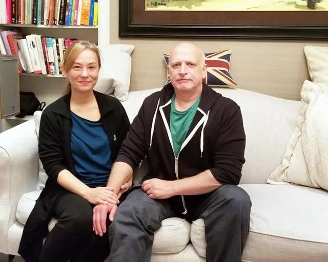 何婉琪与何鸿章相恋,并为之生下一个儿子,划到丈夫名下,取名麦舜铭.