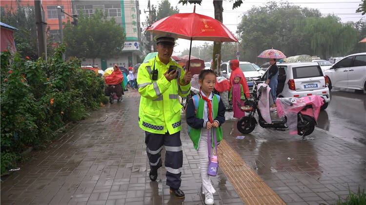 “妈，你来了吗？”雨中堵车 武城交警帮放学小女孩找到妈妈