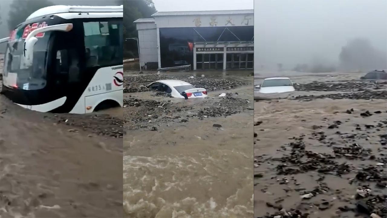 河南嵩县遭强降雨, 山洪泥石流掩埋数车