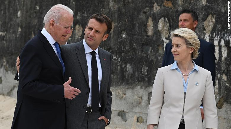 拜登（左）和马克龙6月在G7峰会上会面（图源：外媒）