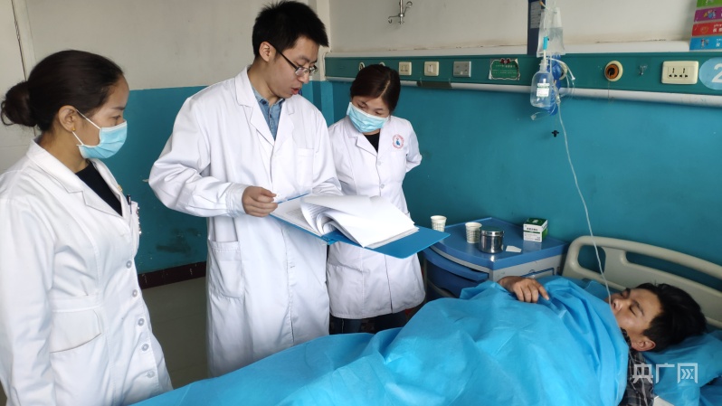 上海援青医生邱筱炜用心与新救护患者