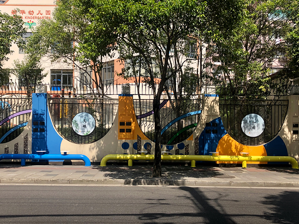 新华街道上的公共艺术装置.