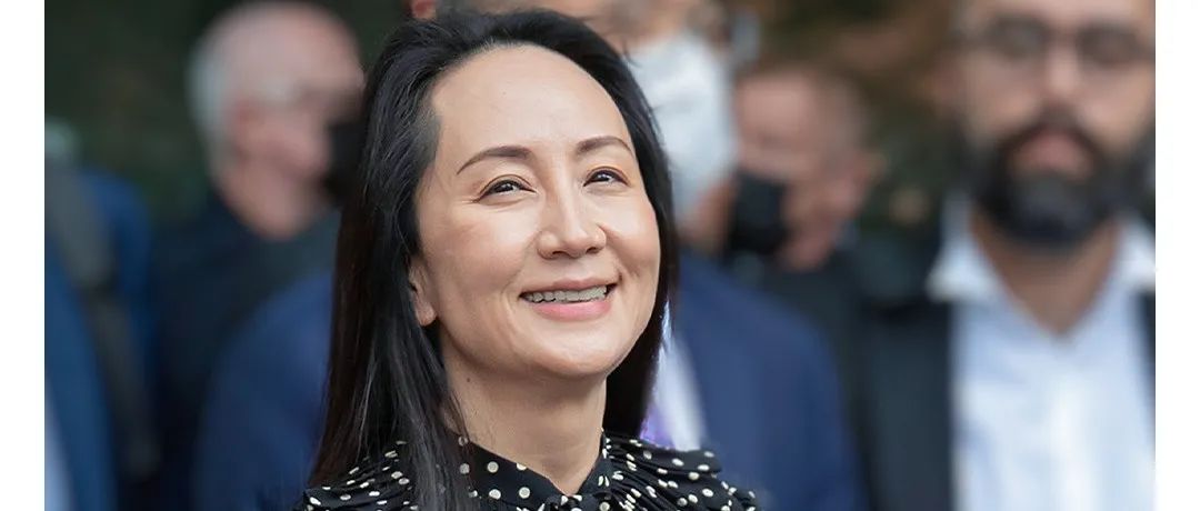 孟晚舟乘包机回国 解除脚铐留下淤青 强忍泪水说不哭_新浪新闻